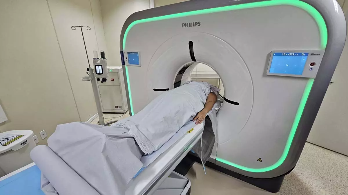 Entregue na comemoração dos 45 anos do Hospital Geral Roberto Santos (HGRS), o novo tomógrafo da unidade, um investimento