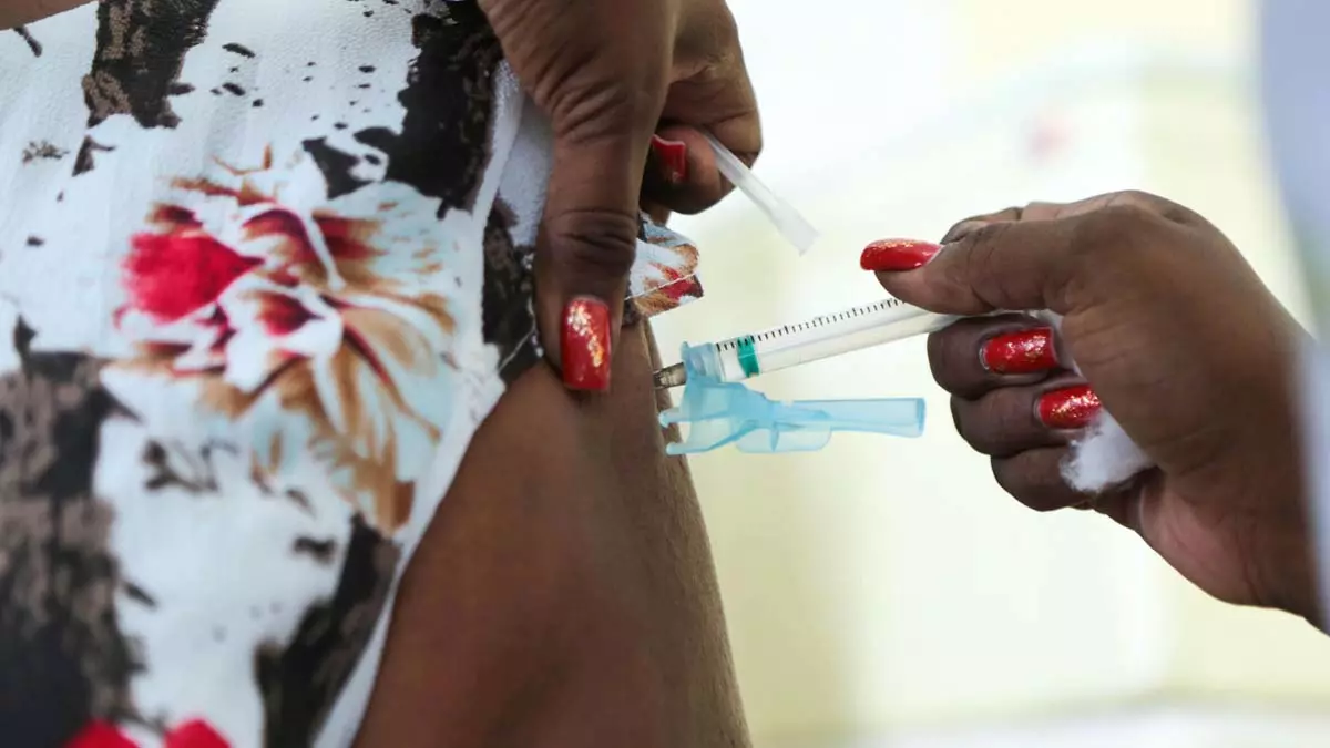 vacina contra gripe e dengue em Salvador. A estrat&eacute;gia acontece em mais de 50 de pontos de vacina&ccedil;&atilde;o, das 8h &agrave;s 16h.&nbsp;