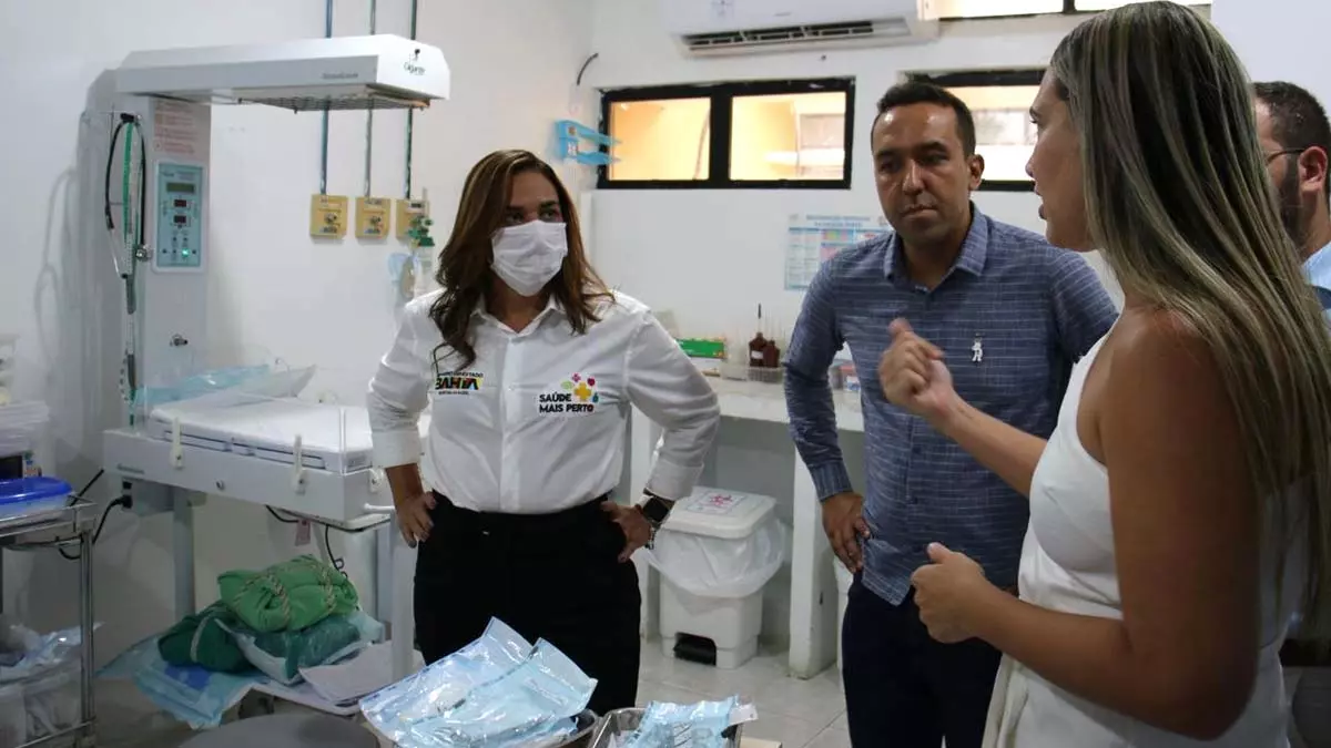 A Secretaria da Sa&uacute;de do Estado da Bahia (Sesab) entregou, na tarde desta quarta-feira (8), equipamentos, medica&ccedil;&otilde;es e uma ambul&acirc;ncia