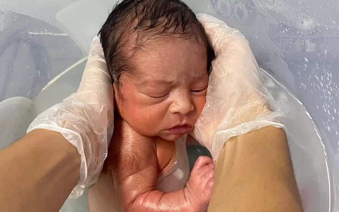 Banho de ofurô leva conforto e cuidado humanizado para bebês