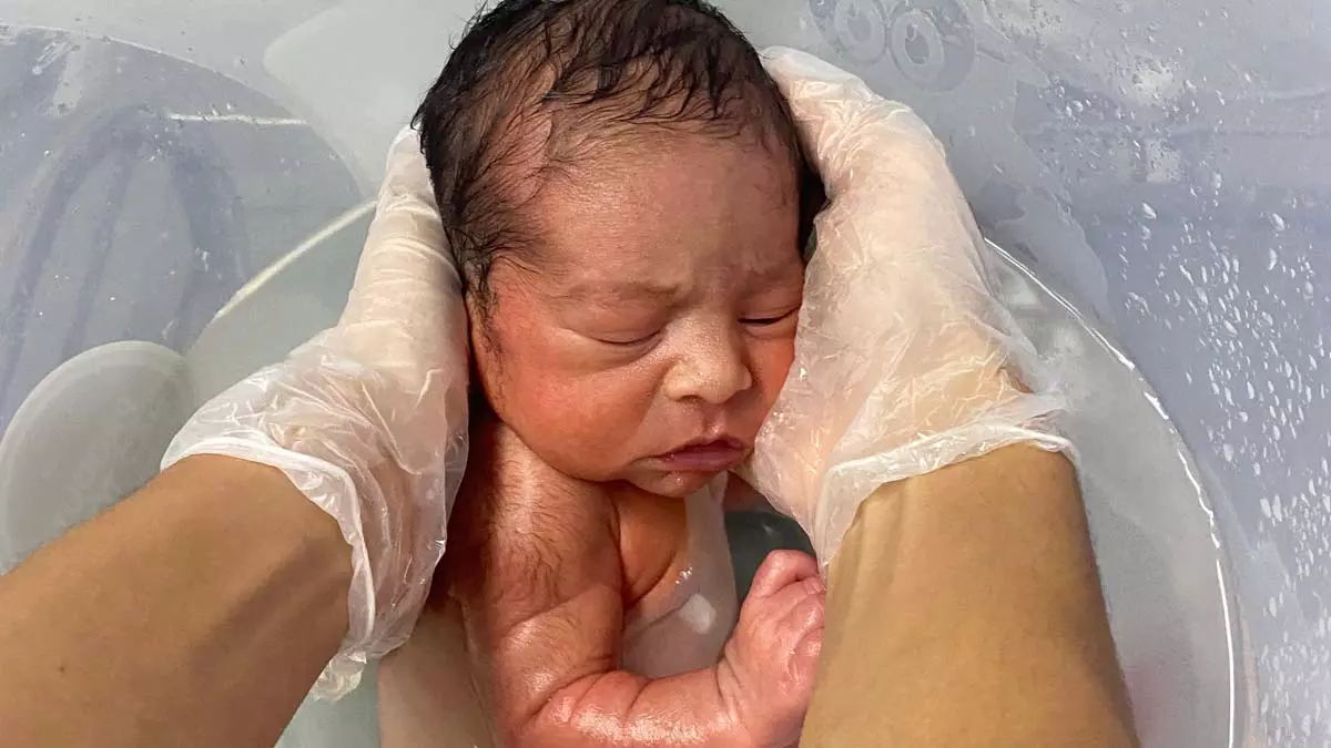 Uma dessas iniciativas &eacute; o banho de ofur&ocirc;, que reproduz as condi&ccedil;&otilde;es de conforto do &uacute;tero materno. Com &aacute;gua aquecida e um